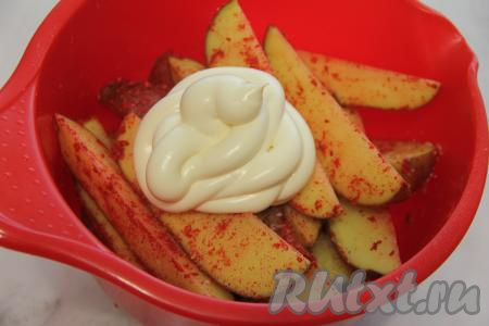 Положить в миску майонез.