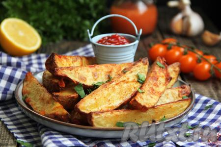 Аппетитный, очень вкусный, ароматный картофель по-деревенски подать в горячем виде с любимым соусом (например, с томатным). Такая картошечка станет и замечательным гарниром к птице, рыбе или мясу.