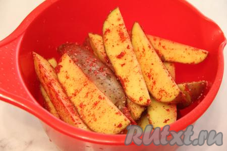 Тщательно перемешать дольки картофеля со специями и солью.