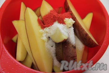 Всыпать к картошке специи и соль.