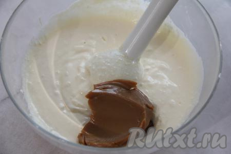 Затем добавить варёную сгущёнку и снова пробить массу блендером до однородности.