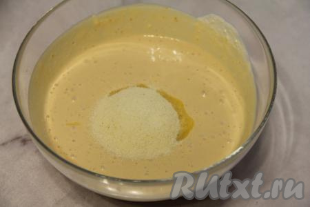 Сливочное масло растопить, дать немного остыть и влить в получившуюся массу из творога и сгущёнки, сюда же всыпать манку, перемешать массу столовой ложкой.