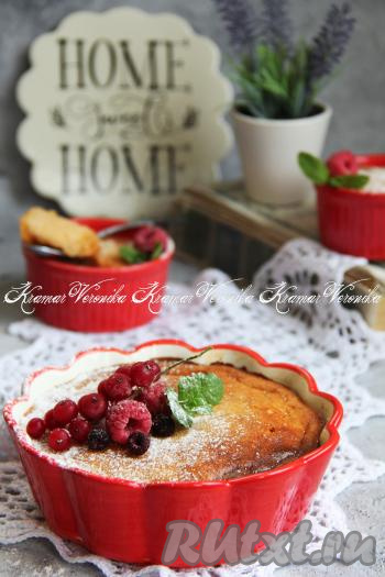 Достать готовую творожную выпечку из духовки, дать немного остыть. А затем ароматную запеканку из творога и варёной сгущёнки можно, по желанию, присыпать сахарной пудрой.