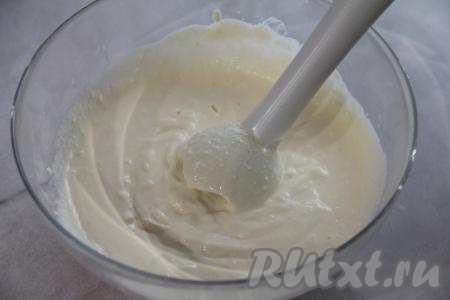 Творог пробить с яйцами погружным блендером до однородности.