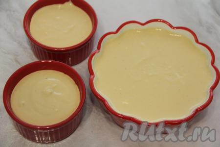 Форму для выпечки (я взяла три керамических формочки) смазать маслом, выложить творожную массу, заполняя форму (или формочки) практически целиком и отправить в разогретую духовку.