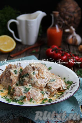 Вкусное, нежное чкмерули из курицы, приготовленное в мультиварке, подать к столу в горячем виде вместе с соусом, посыпав сверху рубленной зеленью.