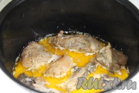 После окончания программы "Тушение" влить к курице сливочно-чесночный соус, закрыть крышку мультиварки. На 10 минут выставить режим "Тушение", а затем, не открывая крышку, оставить чкмерули настояться в течение 10-15 минут.