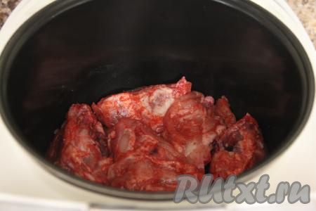 В чашу мультиварки влить масло и выставить режим "Жарка". Выложить кусочки курицы в чашу мультиварки в один слой.