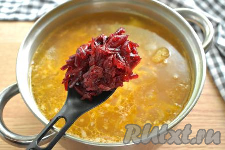 Сразу же добавляем натёртую на крупной тёрке варёную свеклу, перемешиваем, даём закипеть и варим борщ с квашеной капустой и курицей минут 5.