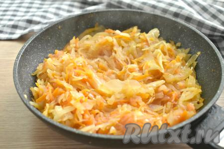 Тушим квашеную капусту под крышкой 15 минут (до мягкости), иногда перемешивая. Если жидкости в сковороде будет маловато, тогда вливаем к капусте немного куриного бульона из кастрюли.