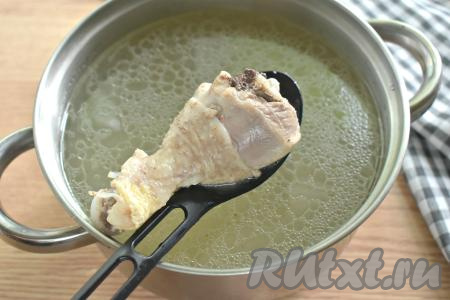 Для приготовления бульона можно взять любые части курицы (я взяла 3 голени). Куриное мясо промываем водой, выкладываем в кастрюлю, заливаем 2 литрами воды, ставим на огонь. А после закипания варим курицу на небольшом огне 30-35 минут. Затем достаём готовое мясо из бульона, даём немного остыть, отделяем от костей, нарезаем на кусочки. Кладём кусочки куриного мяса в бульон, ставим на огонь, даём закипеть.