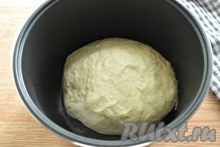 Миску с тестом накрываем полотенцем и убираем для подъёма в тёплое место на 1 час. Оно заметно увеличится в объёме. Тесто обминаем и снова оставляем в тепле ещё на 45 минут. По истечении этого времени тесто увеличится в объёме в 2-3 раза.