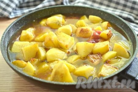 Картошку с колбасками заливаем горячей кипячёной водой практически полностью.