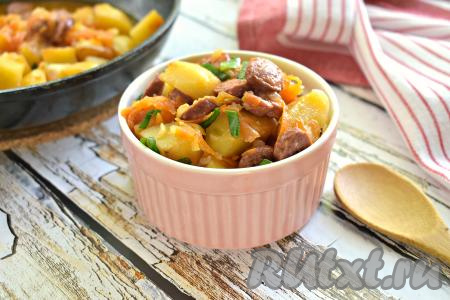 Сытное, ароматное и очень вкусное блюдо раскладываем со сковороды по тарелкам и подаём к столу в горячем виде, посыпав нарезанной зеленью (у меня - зелёный лук). Картошка, приготовленная с охотничьими колбасками, отлично впишется в повседневное меню!