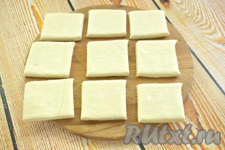 Затем каждую полоску разрезаем на 3 квадрата. Из одного пласта получается 9 заготовок печенья. Точно также разрезаем и второй пласт теста. Из двух пластов теста получится 18 заготовок печенья.