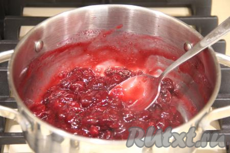 Крахмал выложить в небольшую ёмкость, сюда же влить 1 столовую ложку холодной воды, тщательно перемешать крахмальную массу. Влить крахмальную массу в вишнёвую начинку, тщательно перемешать и варить на небольшом огне, постоянно помешивая, 1 минуту (до загустения). Затем убрать с огня, дать немного остыть и пробить сваренную вишнёвую начинку погружным блендером до однородности. Готовую начинку переложить в тарелку, накрыть пищевой плёнкой так, чтобы плёнка лежала (полностью соприкасаясь) на поверхности ягод (благодаря тому, что плёнка лежит на вишне, на поверхности начинки не будет появляться корочка), полностью остудить. Вишнёвая начинка станет достаточно густой.