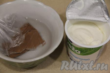 Поставить торт для пропитки на ночь в холодильник. Я дополнительно зажала торт в кулинарное кольцо. Верх торта можно украсить по-разному, например, растопленным шоколадом. Я решила верх торта украсить кремом из творожного сыра, сахарной пудры и растопленного шоколада. Для приготовления такого крема нужно прежде всего растопить шоколад (я положила шоколад в целлофановый пакет, поместила в кружку с кипятком, шоколад растопился достаточно быстро).