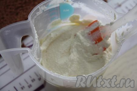 Для приготовления крем-чиза в ёмкость, в которой будет удобно взбивать миксером, выложить очень хорошо охлаждённые сливки, всыпать сахарную пудру, взбить миксером до мягких пиков. Затем ко взбитым сливками выложить творожный сыр и перемешать крем-чиз миксером до однородности.