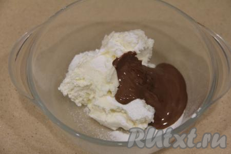 Соединить творожный сыр, растопленный шоколад и сахарную пудру, перемешать миксером.