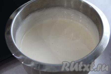 Взбить яично-сахарную массу миксером в течение 7 минут (до светлого и пышного состояния).