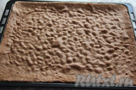 Выпекать бисквитный корж минут 20. Для проверки готовности просто проколите корж сухой зубочисткой, если зубочистка останется сухой, значит сразу доставайте противень из духовки. Дать готовому бисквитному коржу немного остыть, а затем переложить его с противня на стол и оставить до полного остывания.