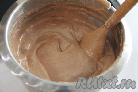 Добавляя понемногу муку, учитывайте, что тесто для бисквита должно получиться в меру густым, очень воздушным и пышным.