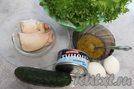 &nbsp;Листья салата и огурец вымыть, обсушить.