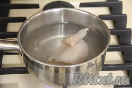 Тушки кальмара разморозить при комнатной температуре, затем снять плёночку, покрывающую их поверхность, удалить находящуюся внутри хорду. Воду в кастрюле довести до кипения, опустить тушки кальмара, варить 10 секунд с момента закипания на среднем огне. Затем сразу достать кальмаров из воды и оставить на тарелке остывать.