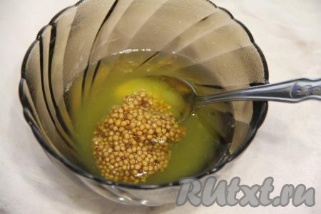 Сварить вкрутую яйца (в течение 9-10 минут после закипания воды), остудить их полностью и очистить. Для приготовления заправки нужно соединить в глубокой тарелке оливковое масло, лимонный сок и горчицу, хорошо перемешать.