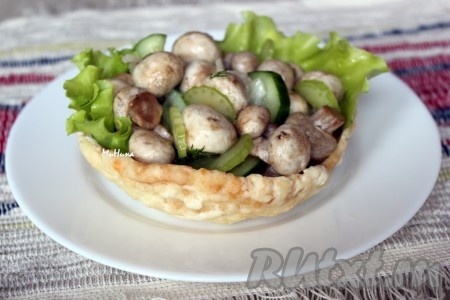 Вот так будет выглядеть салат, поданный в съедобном стаканчике.
