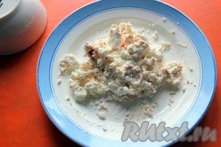 Творог перемешать с солью и паприкой.