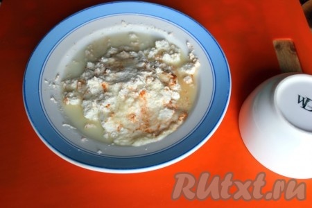 Затем поместить эту творожную массу в микроволновку на 30-40 секунд на максимальной мощности (но необходимо учесть особенности своей микроволновки!). Выделившуюся сыворотку слить.