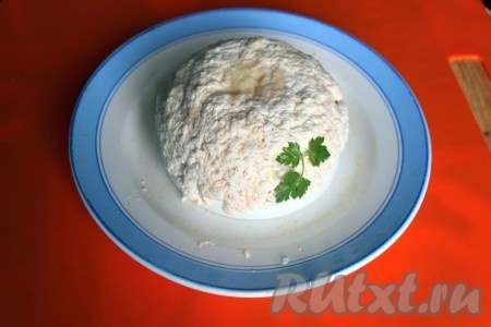 Из тёплой пластичной творожной массы сформировать корзинку, например, при помощи перевернутой небольшой пиалы или салатника. Если масса окажется недостаточно эластичной, то можно ещё на 15-20   секунд поместить её вместе с пиалой в микроволновку.