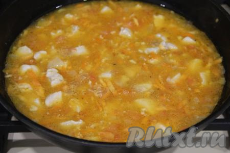 Влить воду комнатной температуры, посолить по вкусу&nbsp;и перемешать. Довести подливу до кипения.