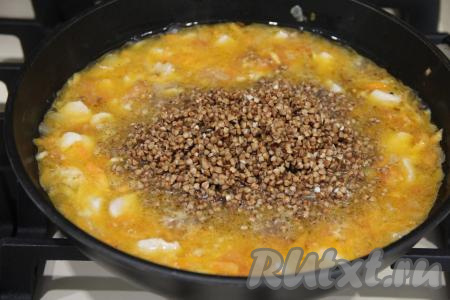 Гречку промыть водой, если есть чёрные зёрнышки, их нужно удалить, дать стечь лишней воде с крупы. Выложить крупу в сковороду с курицей и подливой, перемешать, довести до кипения, убавить огонь до минимума.