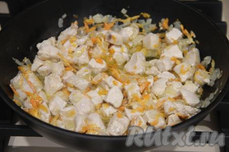 Обжаривать курочку с овощами 5 минут, иногда помешивая.