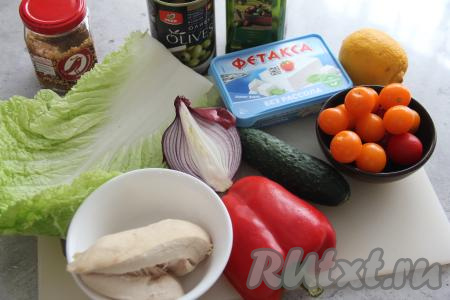 Подготовить продукты для приготовления греческого салата с курицей и пекинской капустой. Куриное филе отварить в подсоленной воде в течение 25 минут с момента закипания, затем остудить мясо. Помидоры, листья пекинской капусты и огурцы вымыть. Почистить лук. Лук нужно использовать сладких сортов, который не горчит (я взяла красный лук). Для этого салата я взяла половину крупного болгарского перца, очистив его от семян.