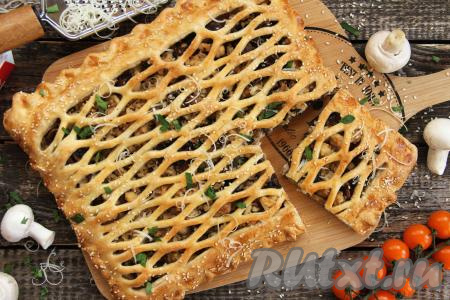 Аппетитный, вкусный, нежный пирог с грибами и фаршем, приготовленный из слоёного теста, нарезать на кусочки и подать к столу.