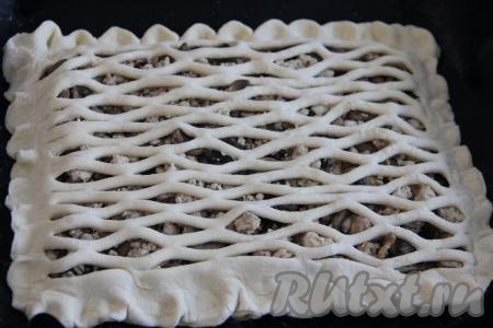 Выложить второй пласт теста поверх начинки и хорошо защипать края со всех боков.