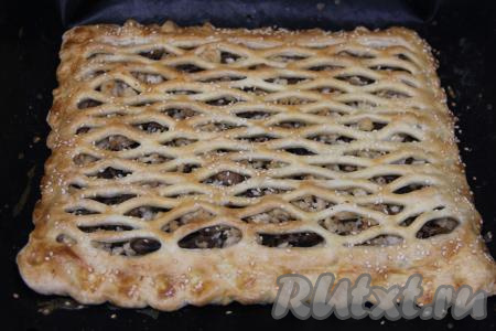 Выпекать пирог с грибами и фаршем минут 30 (до подрумянивания слоёного теста) при температуре 200 градусов.