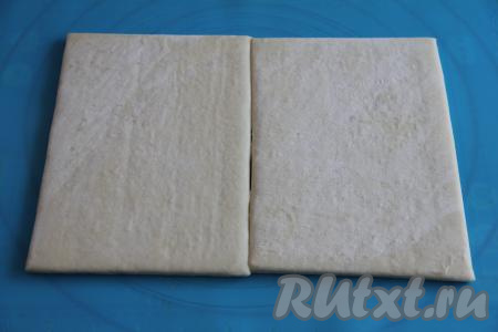 Слоёное тесто должно быть полностью размороженным, поэтому его желательно достать из морозилки заранее.