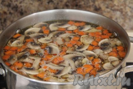 Затем посолить, по желанию, добавить специи, проварить 2-3 минуты. Снять с огня и оставить суп настояться под крышкой на минут 15.