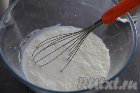 Кефир влить в глубокую миску, добавить соду, перемешать венчиком и оставить на 5 минут. По истечении 5 минут сода погасится в кефире, смесь покроется пузырьками.