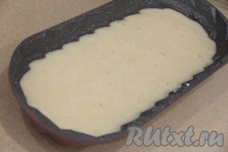 Смазать растительным маслом форму для выпечки (я выпекала манник в прямоугольной литой форме размером 32х14 сантиметров, отлично подойдёт и круглая форма диаметром 22 сантиметра). В подготовленную форму выложить тесто и поставить в духовку, разогретую до 180 градусов, на 40 минут.