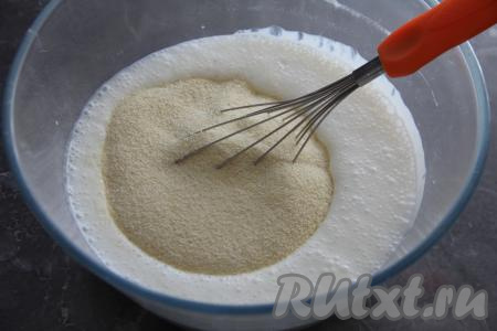 Всыпать манку, соль и ванильный сахар, перемешать.