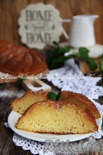 Проверить готовность манника, проколов его деревянной зубочисткой (если зубочистка после прокалывания пирога останется сухой, на ней не будет теста, значит выпечка готова). Достать пирог из духовки, дать ему немного остыть в форме, а после этого переложить на тарелку. Вкусный, нежный манник, приготовленный на кефире без добавления яиц и муки, по желанию, посыпать сахарной пудрой, затем нарезать на кусочки и подать к чаю или кофе.