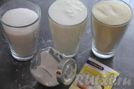 Подготовить продукты для приготовления манника на кефире без яиц и муки.