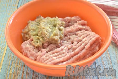 Грибной фарш добавляем к мясному фаршу.