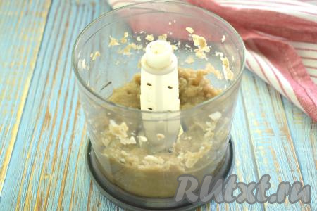 Прокручиваем грибы с луком и чесноком в измельчителе до получения нежного грибного фарша.