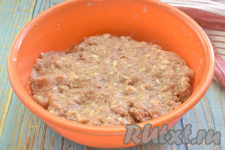 Тщательно перемешиваем между собой грибной и мясной фарши. Для того чтобы фарш для формирования котлет получился нежным, не плотным, нужно в процессе перемешивания влить 30-40 миллилитров тёплой кипячёной воды (или молока).